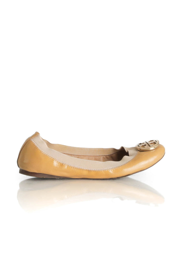 Zapato Tory Burch beige, vista frontal – ClosetRehab