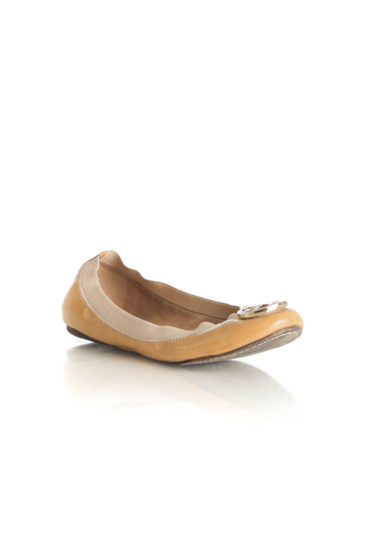 Zapato Tory Burch beige, vista posterior – ClosetRehab