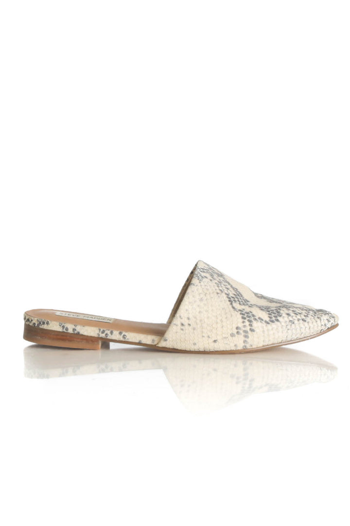 Zapato Steve Madden beige y gris, vista frontal – ClosetRehab