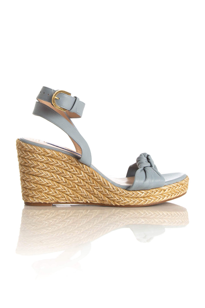 Zapato Stuart Weitzman azul, vista frontal – ClosetRehab