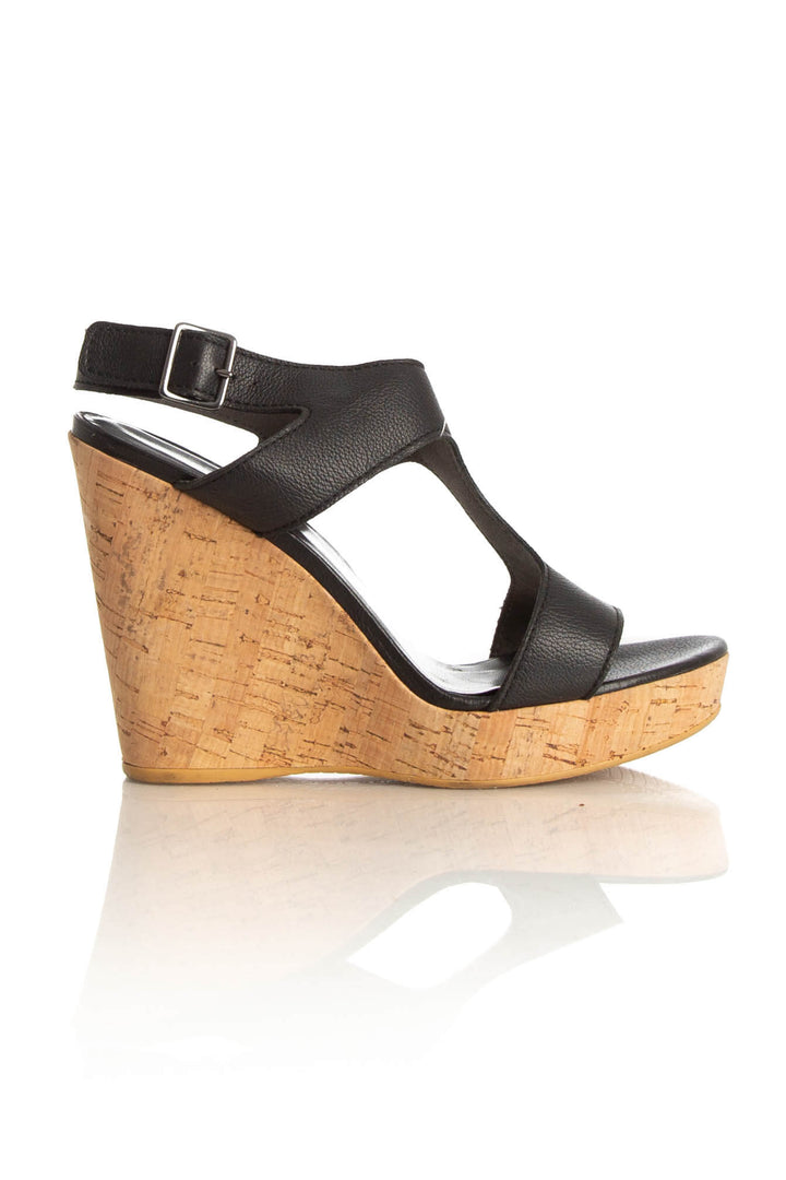 Zapato Stuart Weitzman negro, vista frontal – ClosetRehab