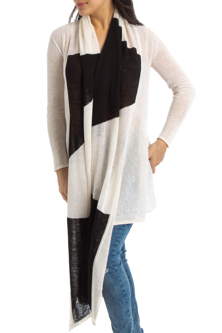 Suéter Alice + Olivia blanco y negro, vista frontal – ClosetRehab