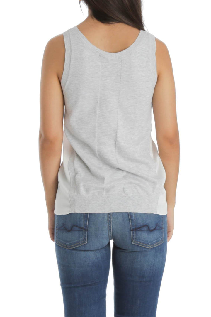 Blusa Karen Millen gris claro sin mangas con costados plateados, vista posterior