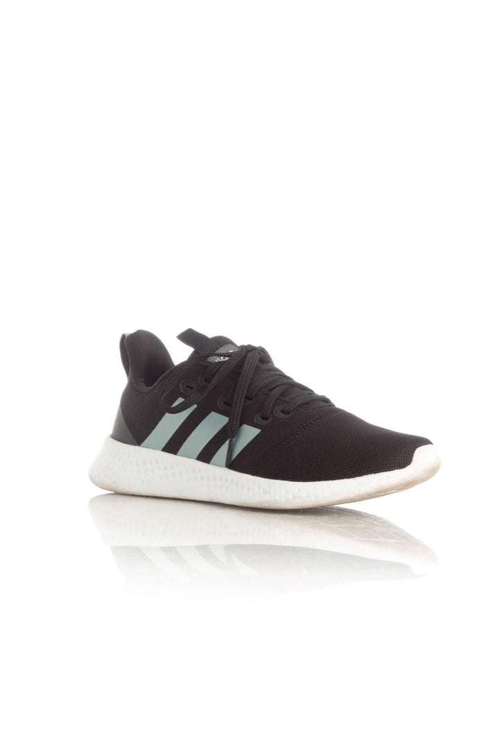 Zapato Adidas negro, vista posterior – ClosetRehab