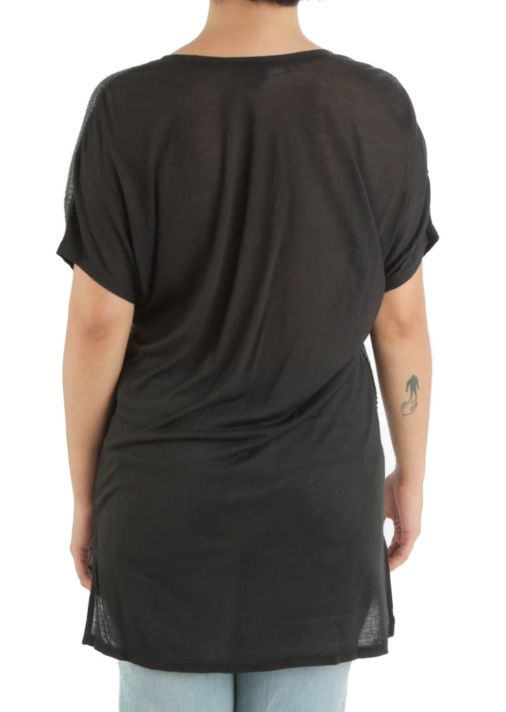 Blusa BCBGMAXAZRIA negra metalizada de manga corta, vista posterior