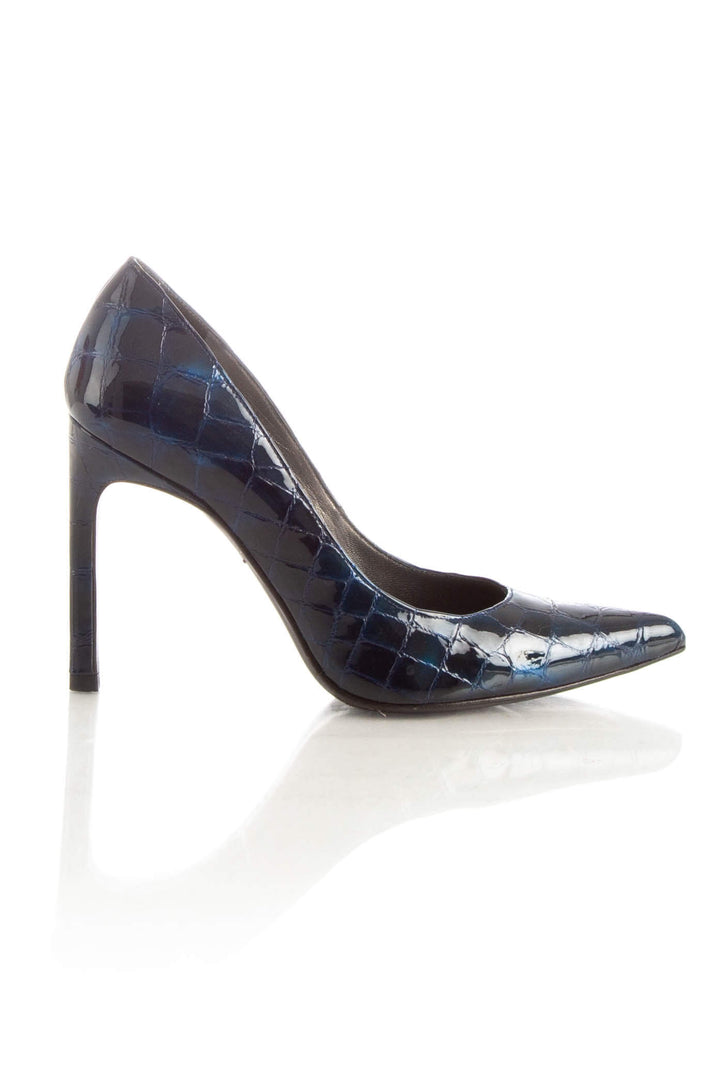 Pumps Stuart Weitzman azul marino talla 6 USA de piel snakeskin, excelente estado, vista frontal | ClosetRehab
