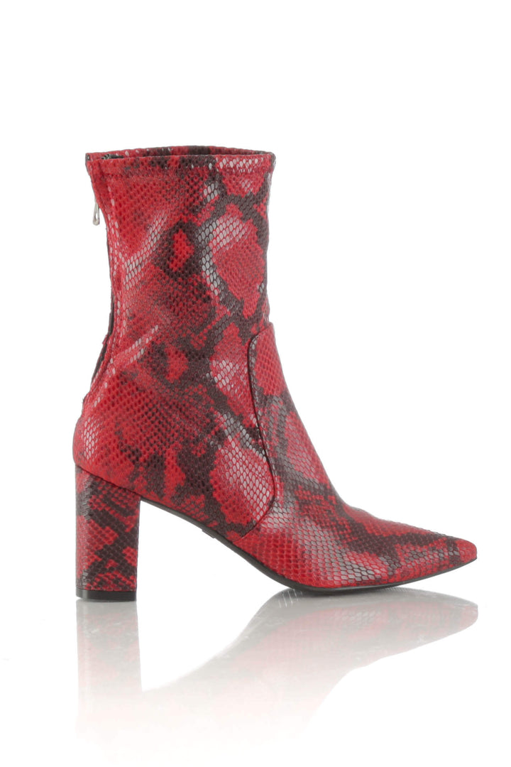 Zapato Stuart Weitzman rojo, vista frontal – ClosetRehab