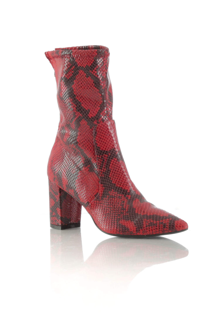 Zapato Stuart Weitzman rojo, vista posterior – ClosetRehab