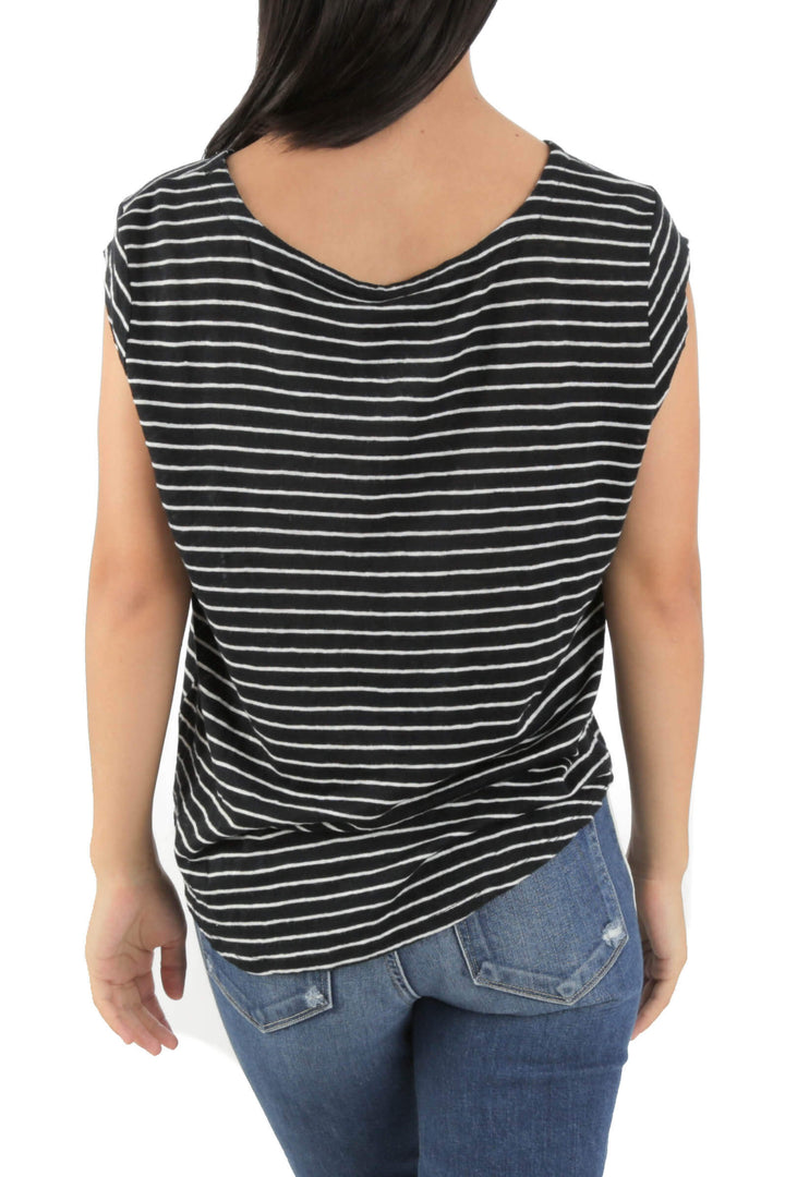 Blusa Joie negra con rayas blancas sin mangas, vista posterior
