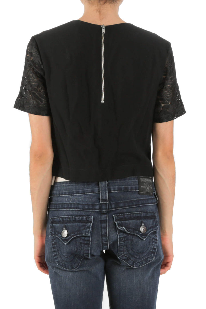 Blusa A.L.C. de encaje negro de manga corta con cierre en espalda, vista posterior