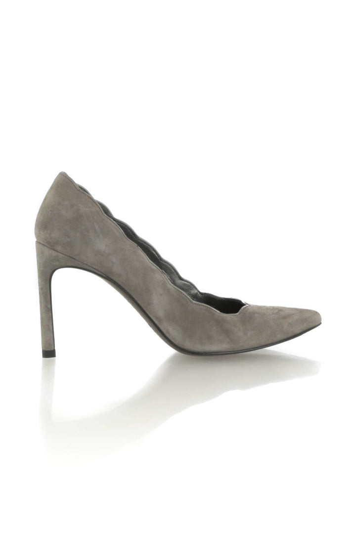 Zapato Stuart Weitzman gris, vista frontal – ClosetRehab