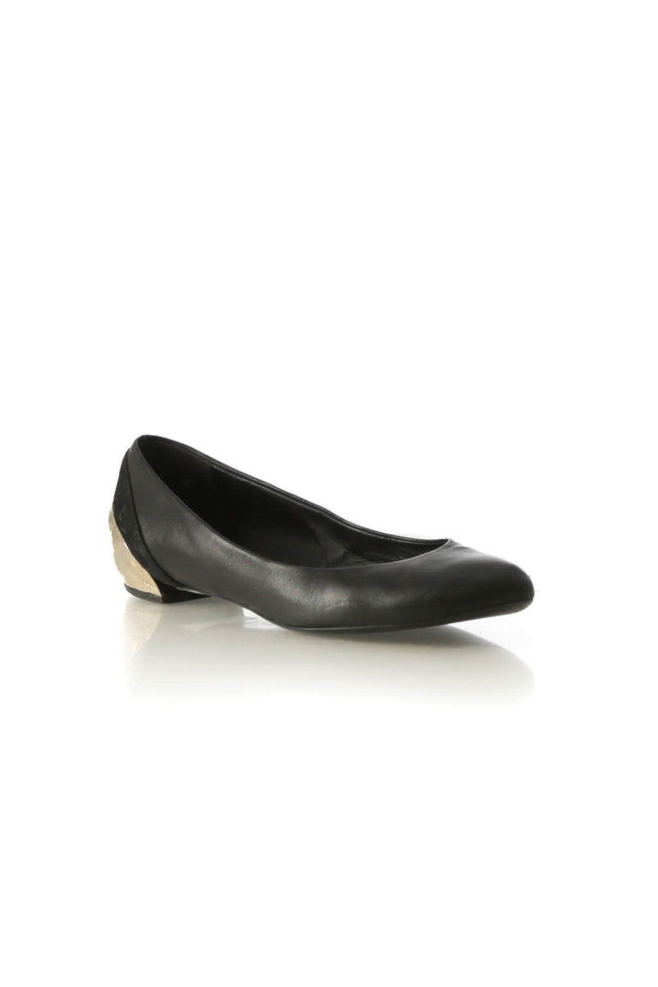 Flats Chanel de piel negra con tacón metálico dorado acolchado, vista lateral opuesta