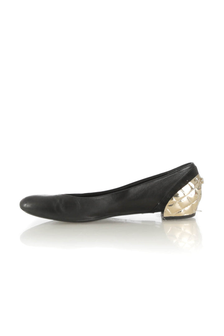 Flats Chanel de piel negra con tacón metálico dorado acolchado, vista lateral interior