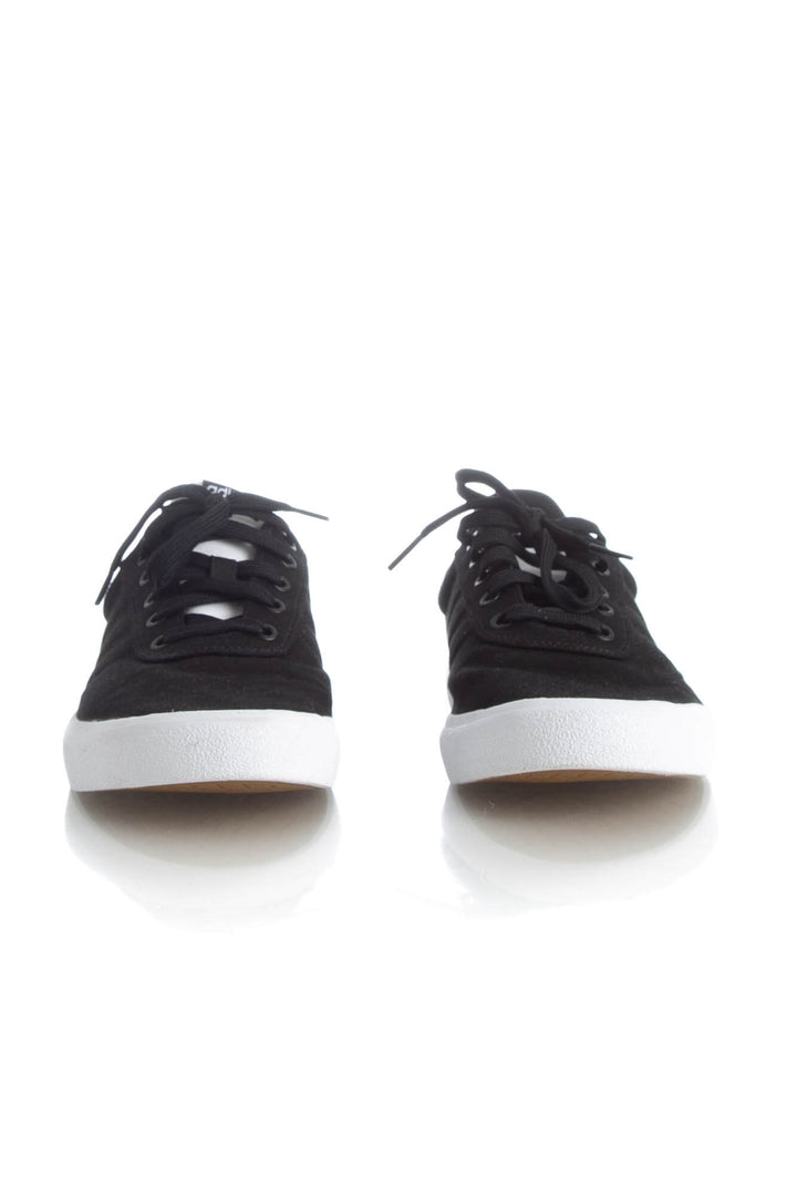 Zapato Adidas negro, detalle – ClosetRehab