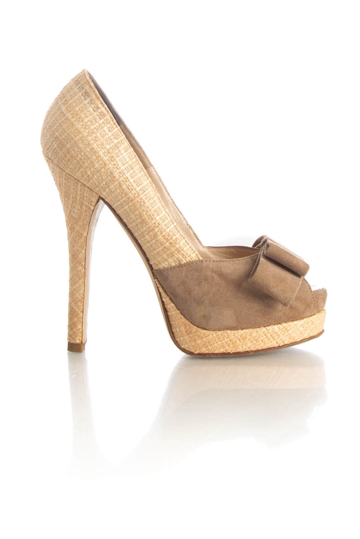 Pumps Fendi beige talla 6.5 USA de piel, excelente estado, vista frontal | ClosetRehab