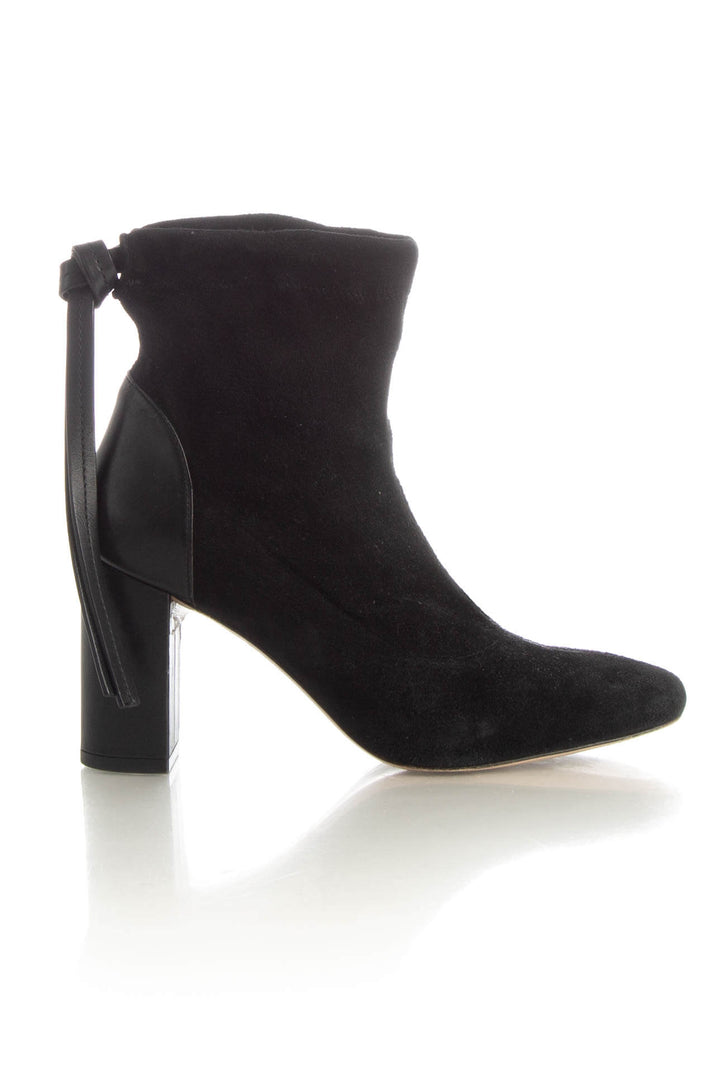 Zapato Stuart Weitzman negro, vista frontal – ClosetRehab