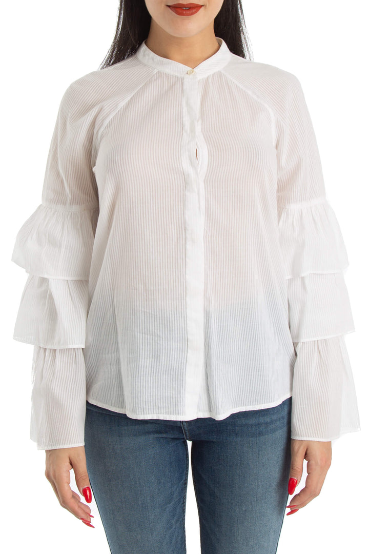 Blusa BCBGMAXAZRIA blanca a rayas con mangas de olanes, vista frontal