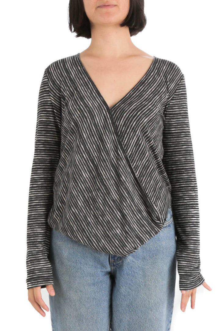 Blusa BCBG Maxazria negro, vista frontal – ClosetRehab