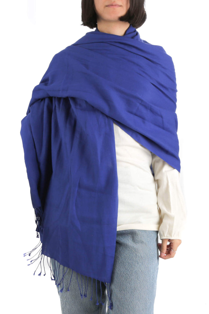 Pashmina BCBG Maxazria azul, vista frontal – ClosetRehab