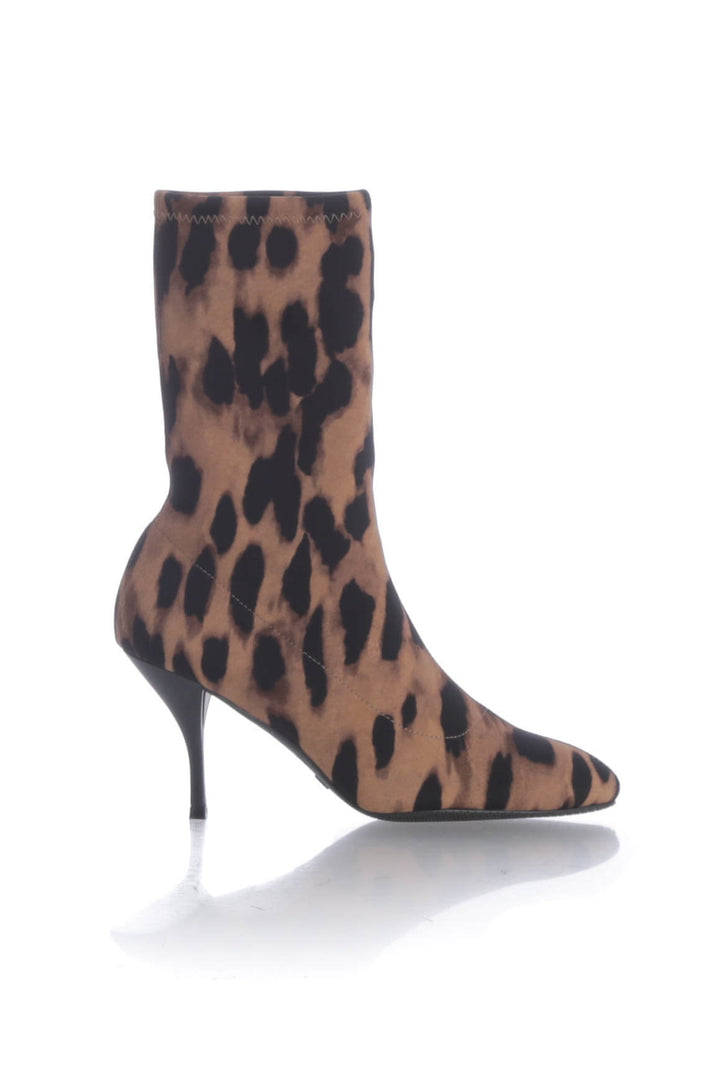 Zapato Stuart Weitzman café y estampado, vista frontal – ClosetRehab