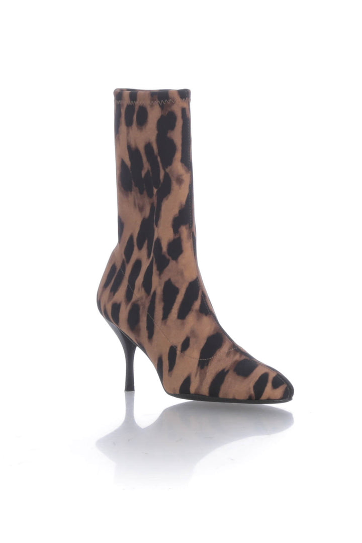 Zapato Stuart Weitzman café y estampado, vista posterior – ClosetRehab