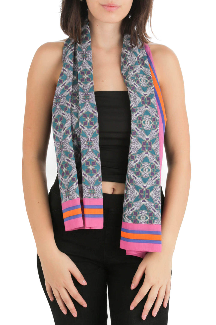 Pashmina BCBG Maxazria estampado, vista frontal – ClosetRehab
