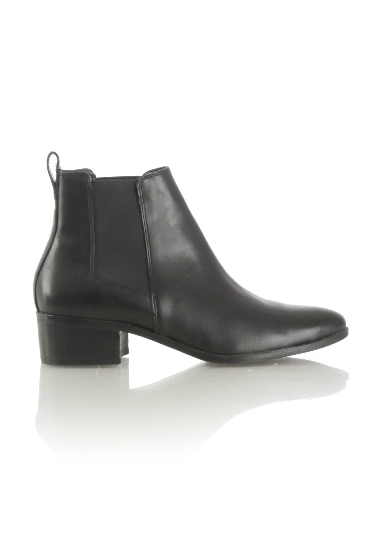 Stuart Weitzman, 8 USA