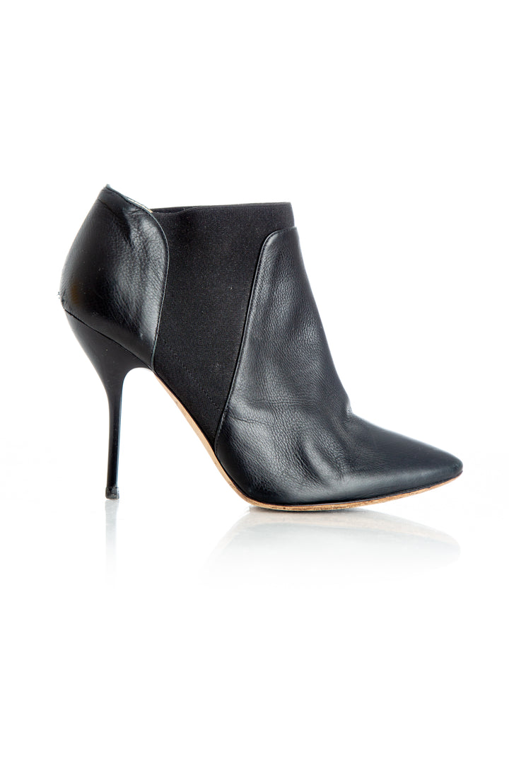 Zapato Jimmy Choo negro, vista frontal – ClosetRehab
