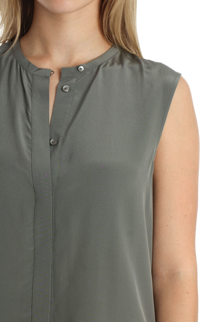 Blusa Vince de seda sin mangas verde olivo con parte inferior negra, detalle del frente
