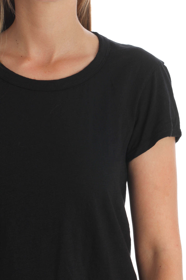 Blusa Wilt negra de manga corta con olán en la bastilla, detalle del frente