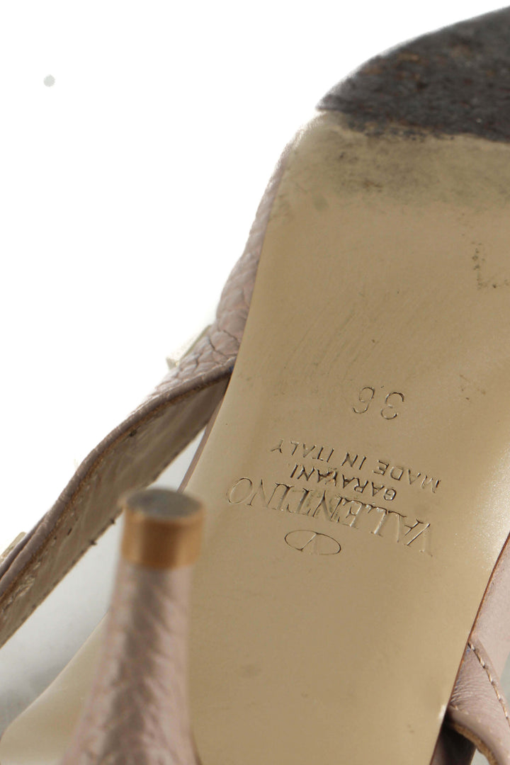Pumps Valentino café talla 6 USA, plantilla con logo preloved | ClosetRehab