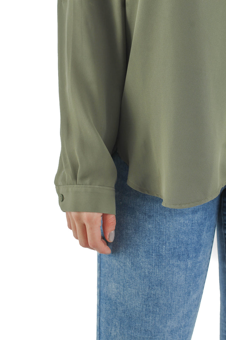 Blusa Loft verde, vista lateral – ClosetRehab