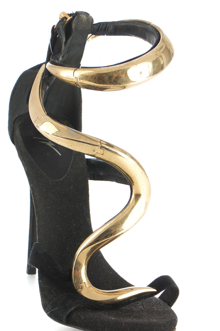 Sandalias Giuseppe Zanotti negro, vista lateral con herraje dorado | ClosetRehab