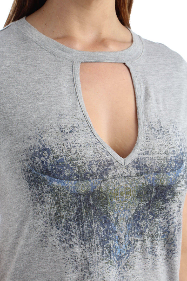 Blusa Haute Hippie gris de manga corta con estampado azul, detalle del frente