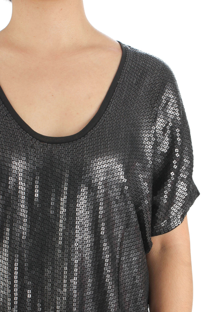 Blusa BCBGMAXAZRIA negra metalizada de manga corta, detalle del frente