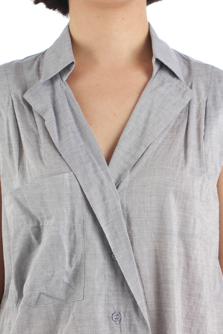Blusa BCBGMAXAZRIA gris azulado sin mangas con cuello camisero, detalle del frente