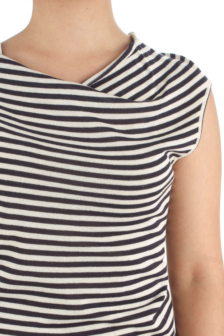 Blusa Ambrosi a rayas blanco y negro sin mangas, detalle del frente