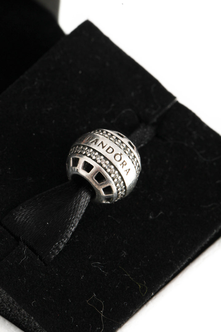 Charm Pandora, vista lateral – ClosetRehab