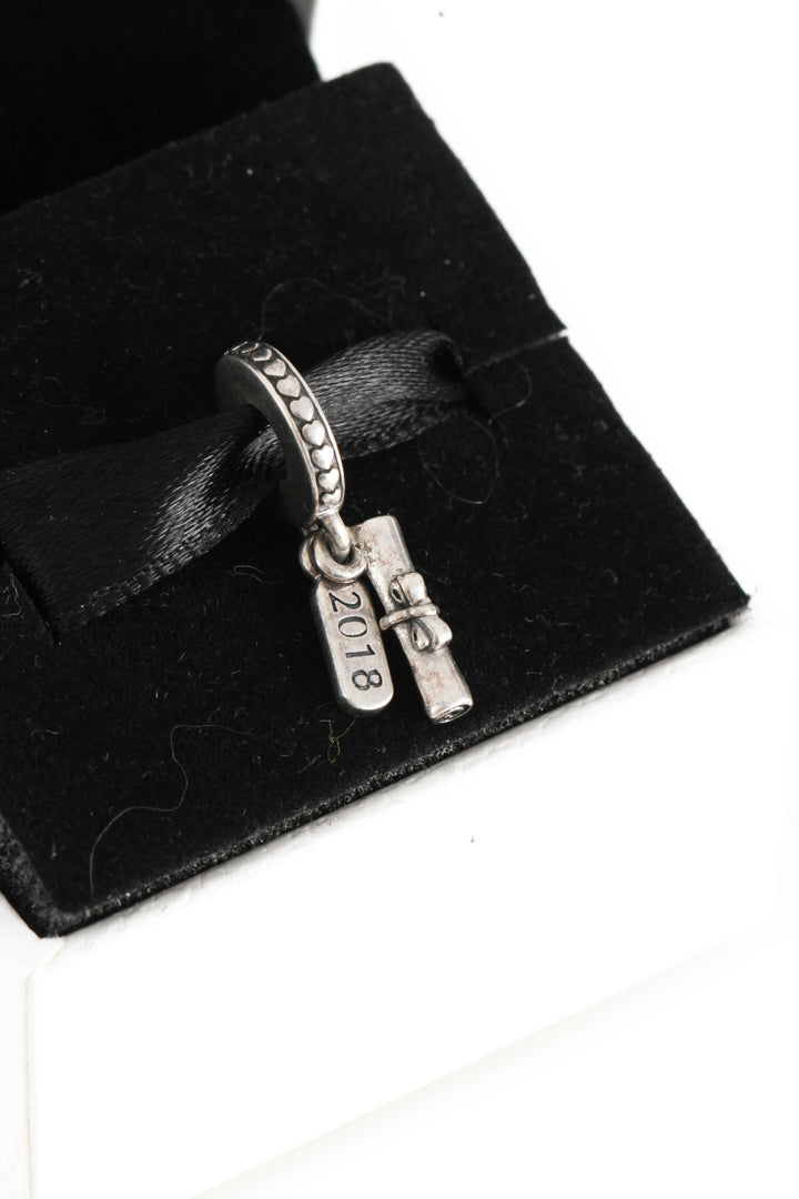 Charm Pandora, vista posterior – ClosetRehab