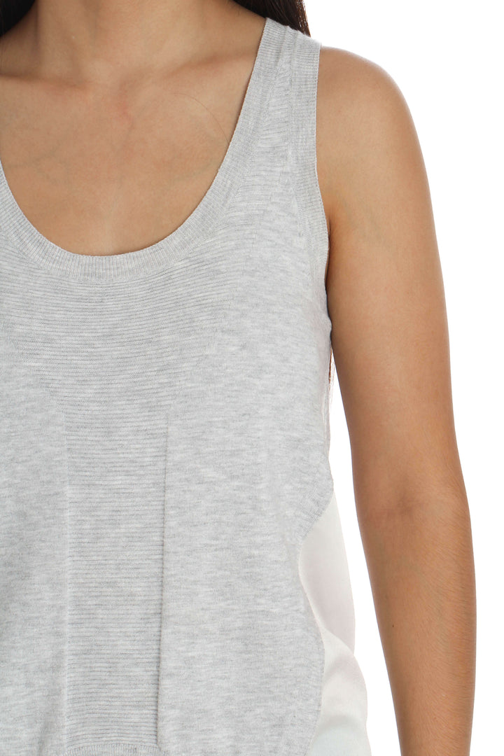 Blusa Karen Millen gris claro sin mangas con costados plateados, detalle del frente