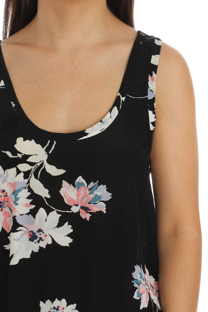 Blusa Joie de seda negra sin mangas con flores rosas, detalle del frente
