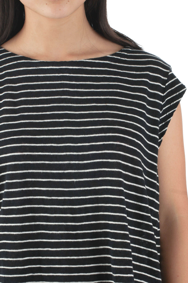 Blusa Joie negra con rayas blancas sin mangas, detalle del frente