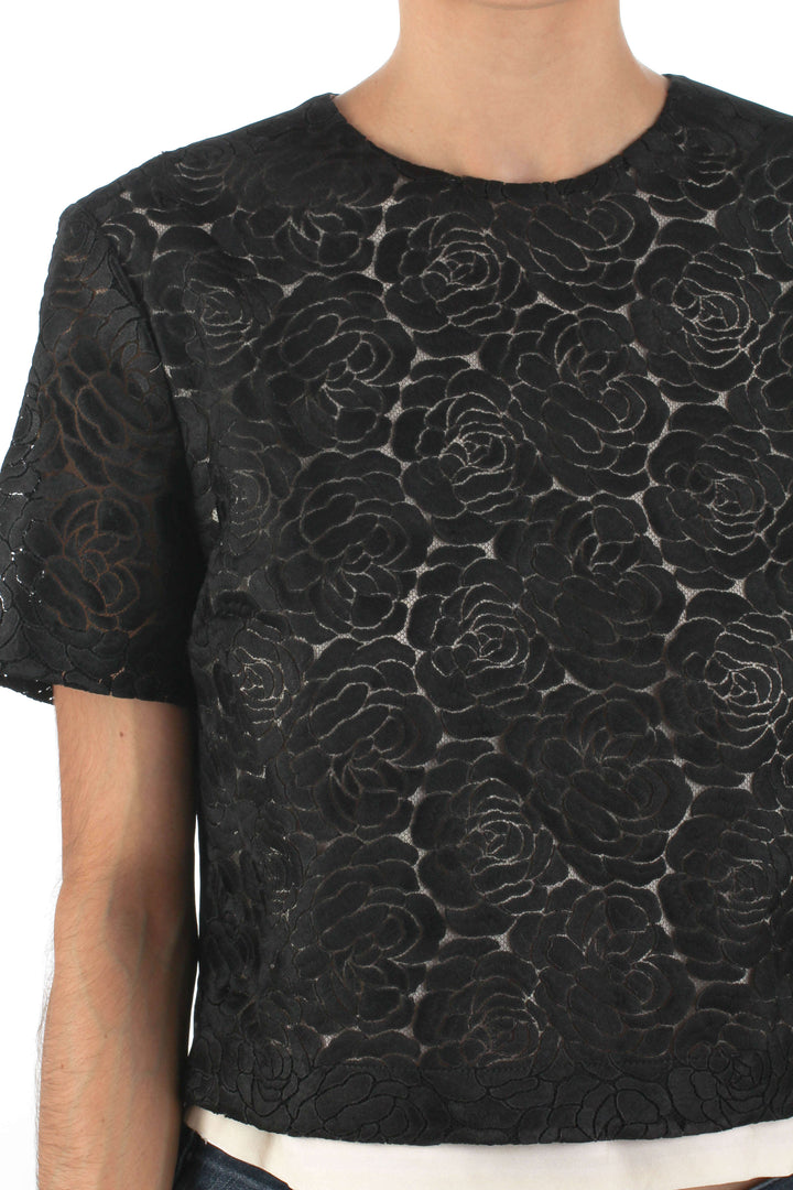 Blusa A.L.C. de encaje negro de manga corta con cierre en espalda, detalle del frente