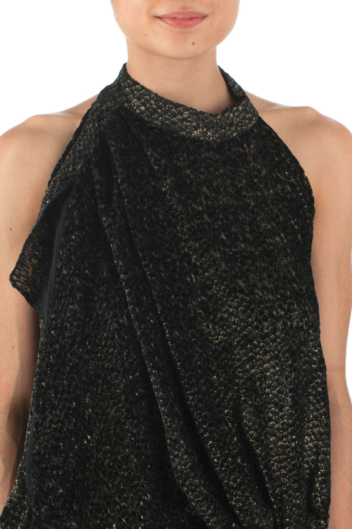 Blusa IRO halter de gamuza negra con destellos dorados, detalle del frente