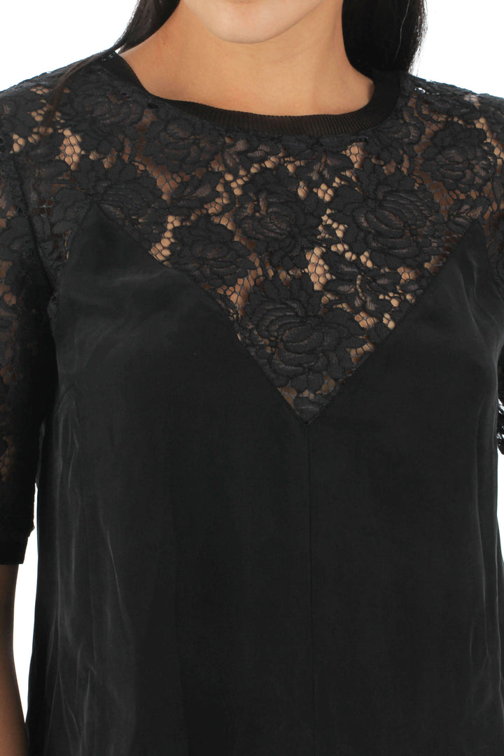 Blusa Rebecca Taylor negra con encaje en canesú y mangas, detalle del frente