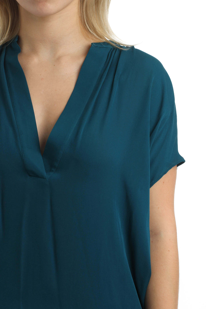 Blusa Vince de seda verde petróleo con escote en V, detalle del frente