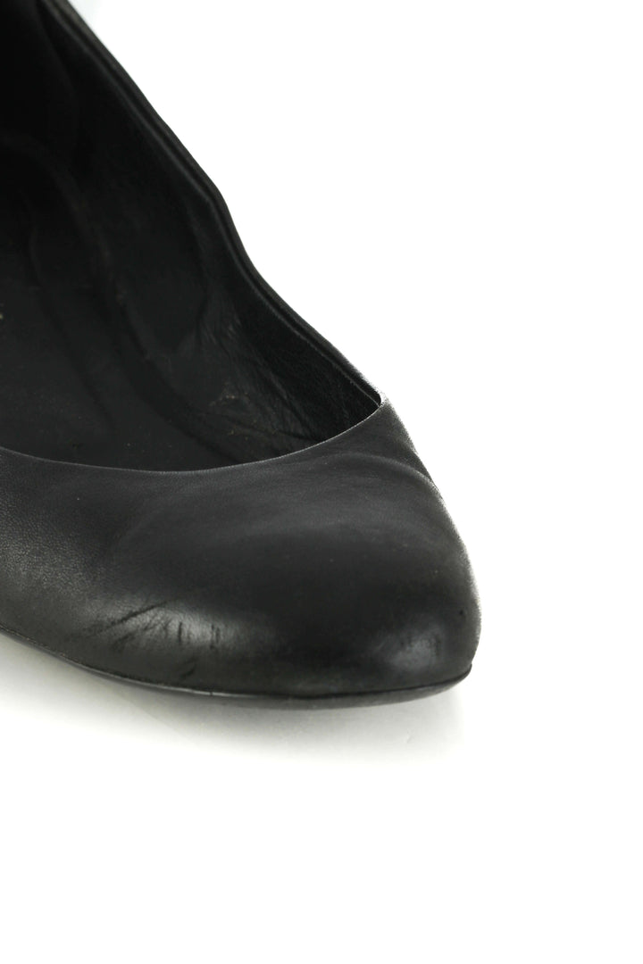 Flats Chanel de piel negra con tacón metálico dorado acolchado, detalle de la punta