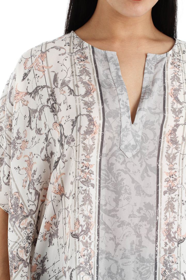 Blusa BCBGMAXAZRIA estampada gris y crema con manga mariposa, detalle del frente