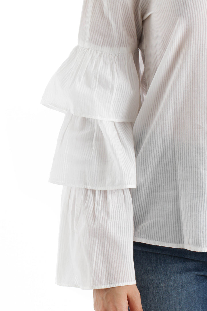 Blusa BCBGMAXAZRIA blanca a rayas con mangas de olanes, detalle