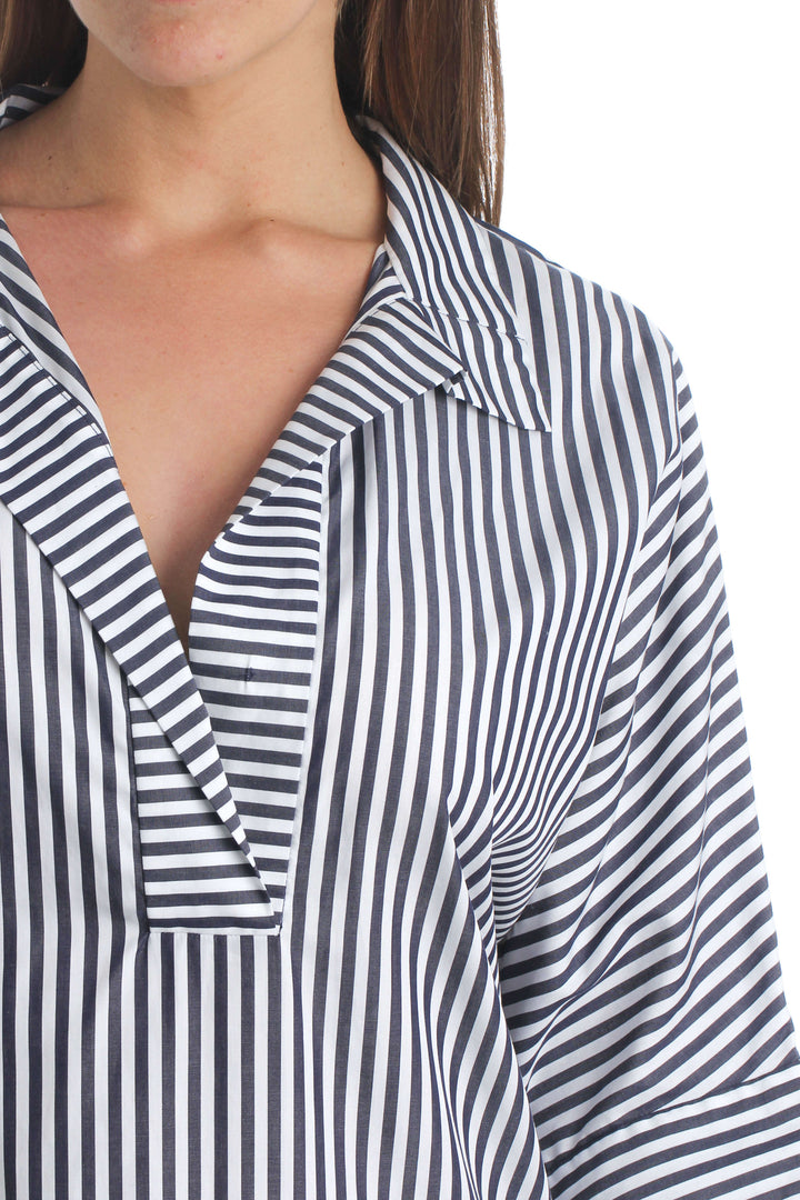 Blusa Carolina Herrera azul y estampado, vista lateral – ClosetRehab